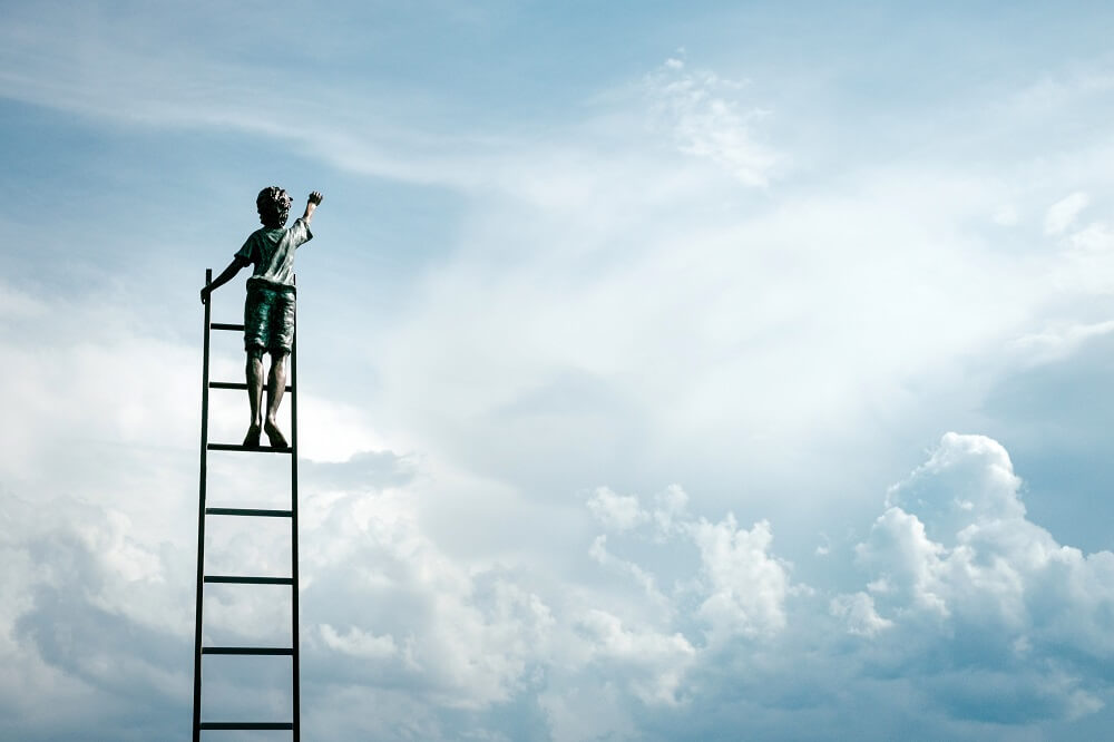 Junge steht auf einer Leiter und greif nach den Wolken