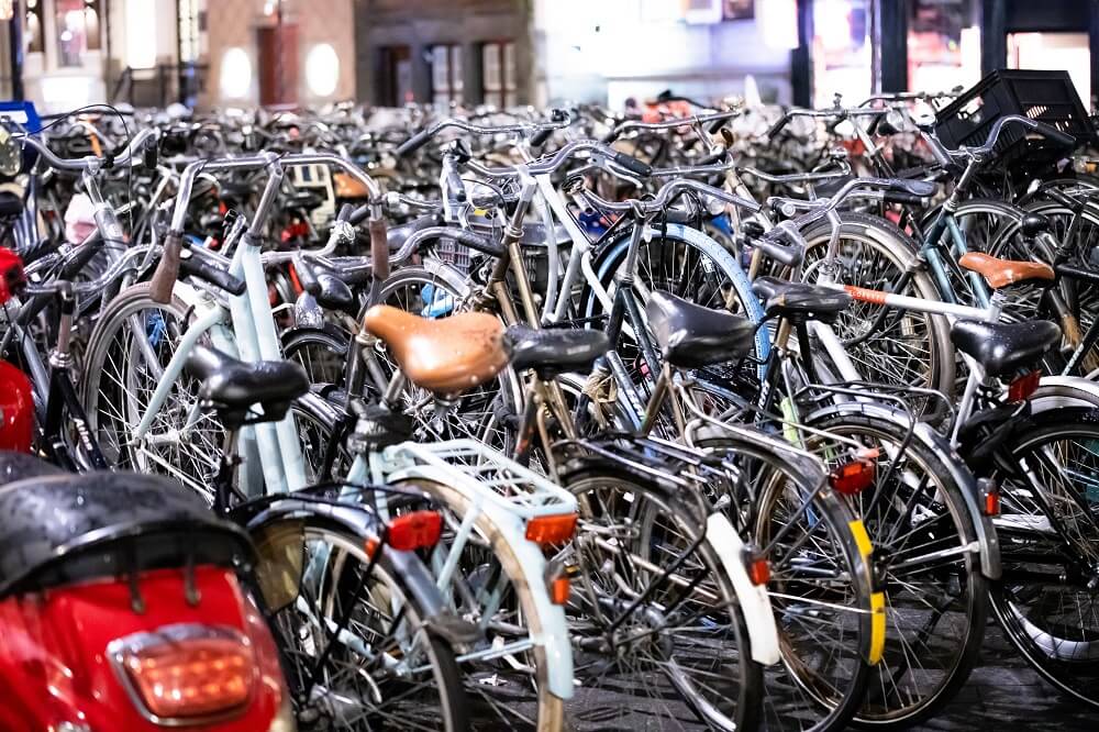 Zahlreiche Fahrräder auf Abstellplatz