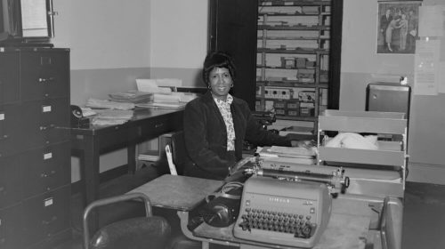 älteres Büromit Schreibmaschine aus den 60ern