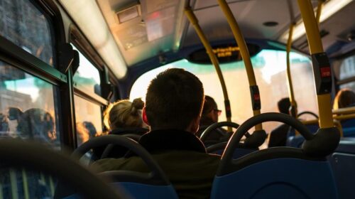Innenansicht Fahrt im Bus