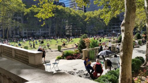 Briant Park in New York City mit Blick auf das Angebot Zeitschriften, Bücher und Spiele