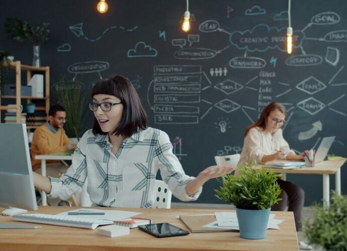 Klassenraum mit mehreren eigenständig lernenden