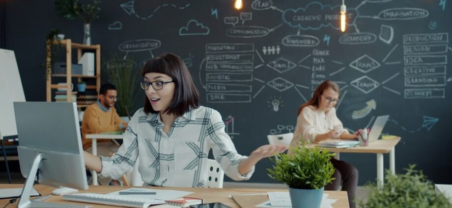 Klassenraum mit mehreren eigenständig lernenden