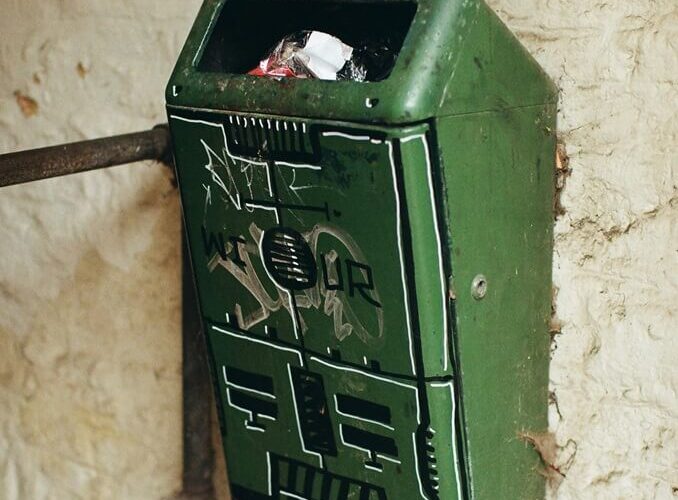 Mülleimer an der Wand