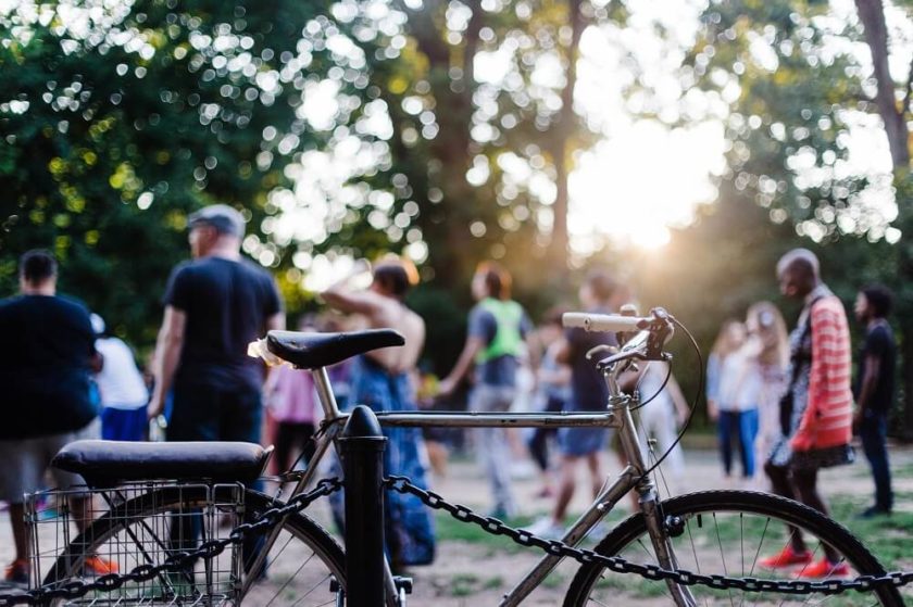 Fahrrad abgestellt und Menschen im Hintergrund