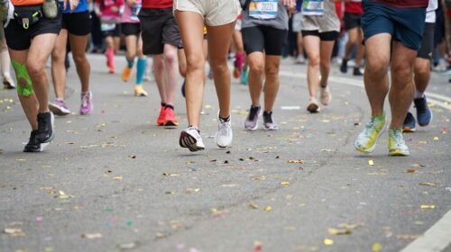 Läufer eines Marathons auf der Straße
