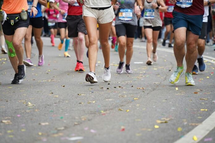 Läufer eines Marathons auf der Straße