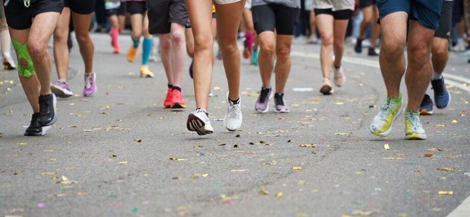 Läufer eines Marathons auf der Straße