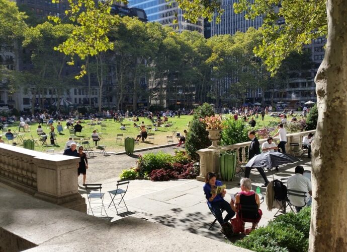 Briant Park in New York City mit Blick auf das Angebot Zeitschriften, Bücher und Spiele
