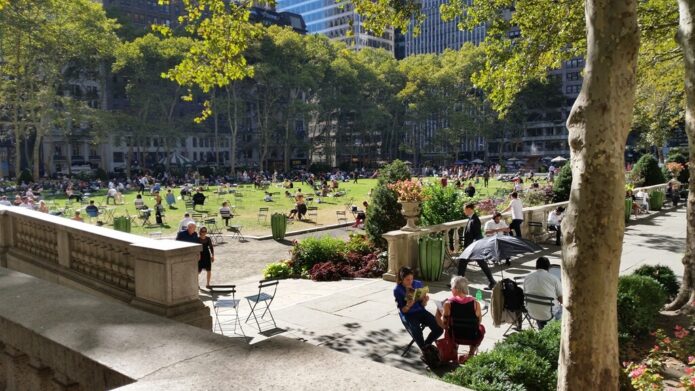 Briant Park in New York City mit Blick auf das Angebot Zeitschriften, Bücher und Spiele