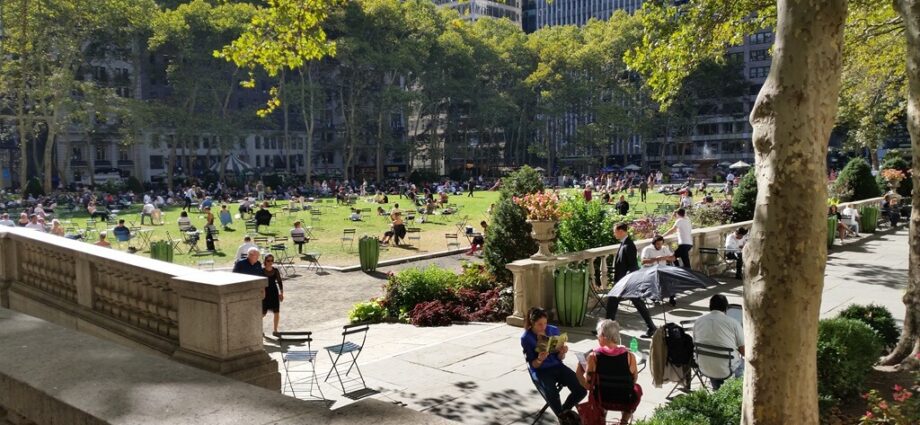 Briant Park in New York City mit Blick auf das Angebot Zeitschriften, Bücher und Spiele