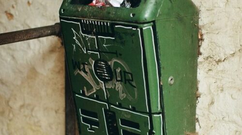 Mülleimer an der Wand